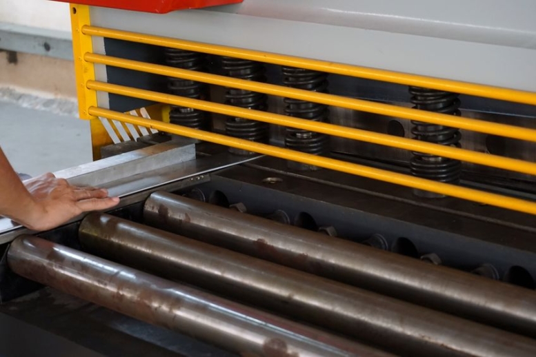 Obróbka blach gilotyną – precyzja i efektywność w cięciu metalu